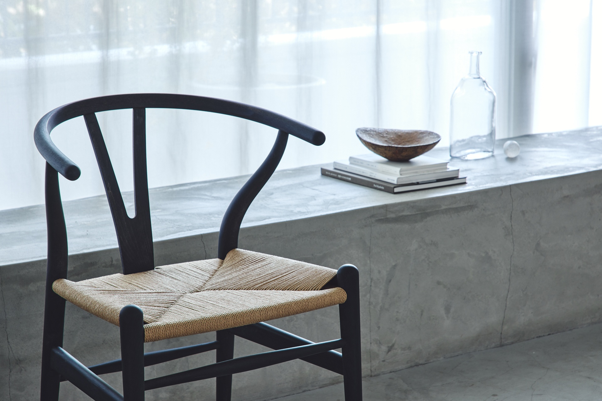 奄美大島の伝統染色技法「泥染め」が生む「藍」と北欧の名作椅子「CH24