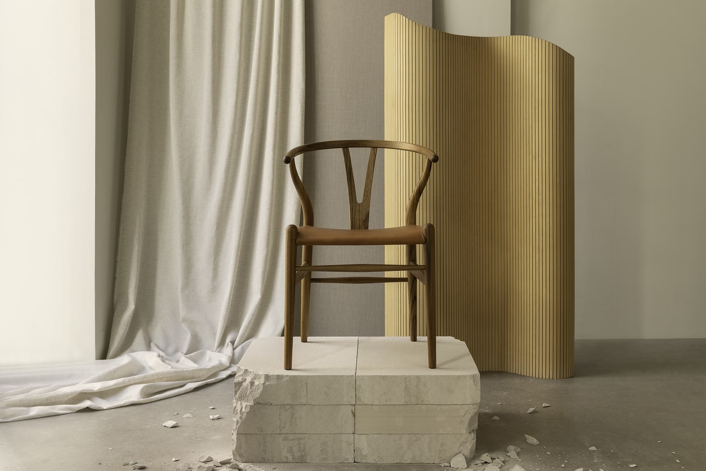 ハンス J. ウェグナーの108回目の誕生日を祝い限定記念モデル「CH24