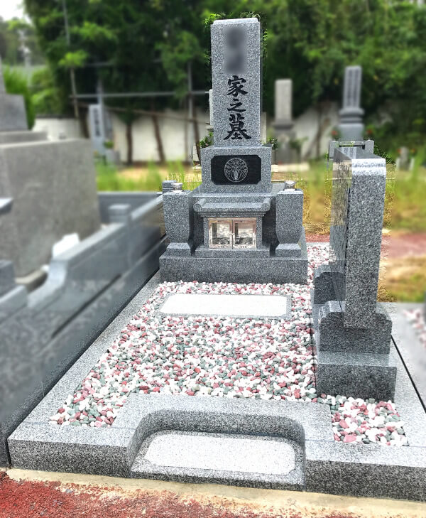 竹原市内の霊園にて、1尺3重台のスッキリとしたシンプルな和型墓石を