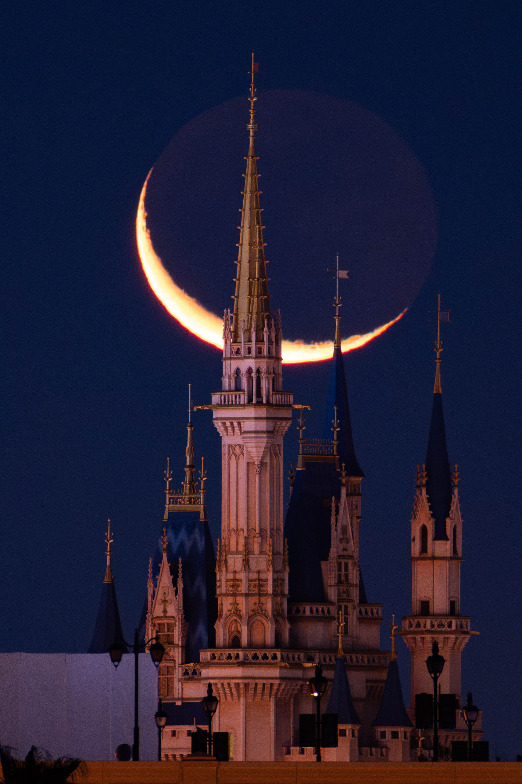 131993: 月齢26.5の月と東京ディズニーランドのシンデレラ城 by 佐藤