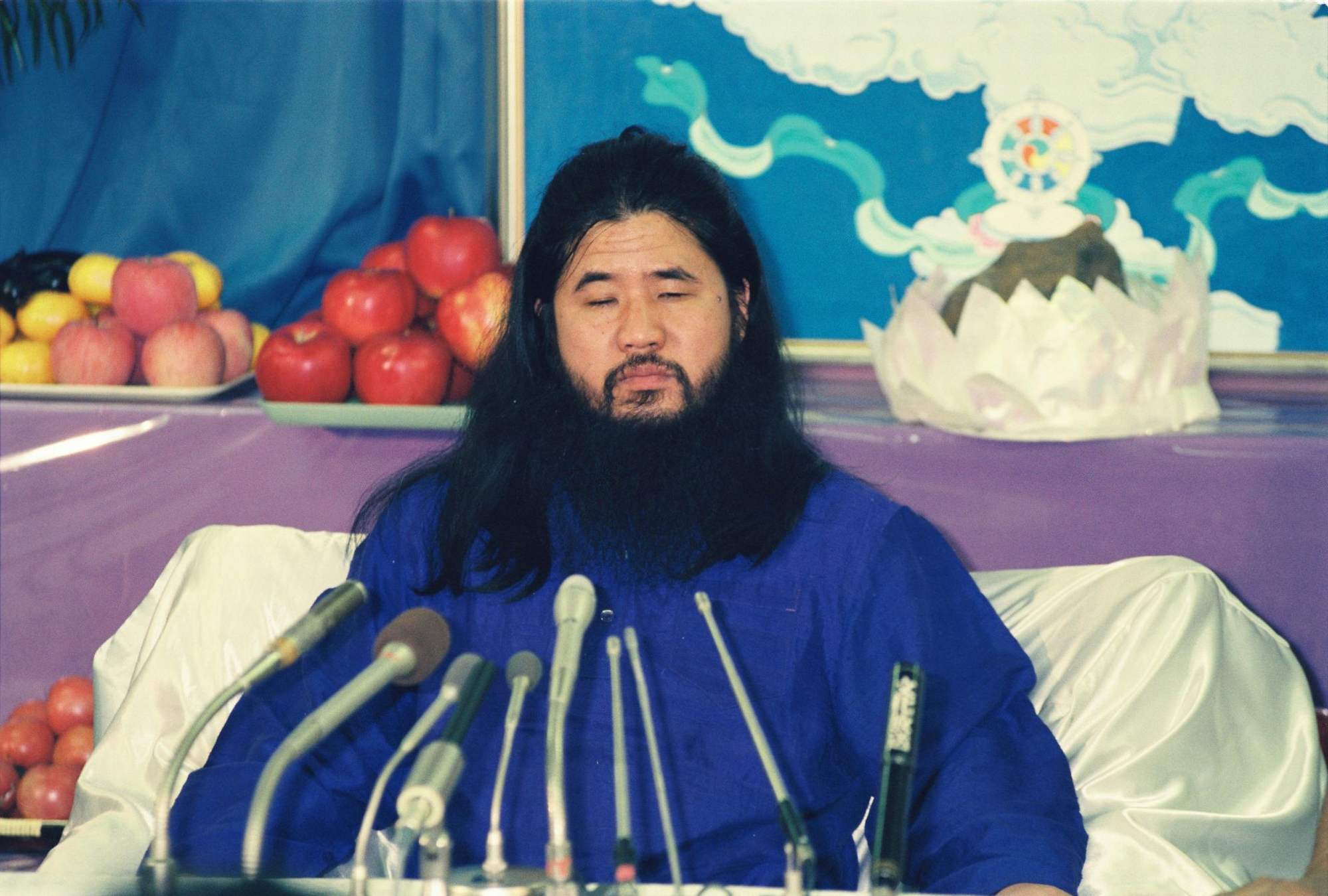 記者会見に臨むオウム真理教の麻原彰晃（本名＝松本智津夫）代表（当時