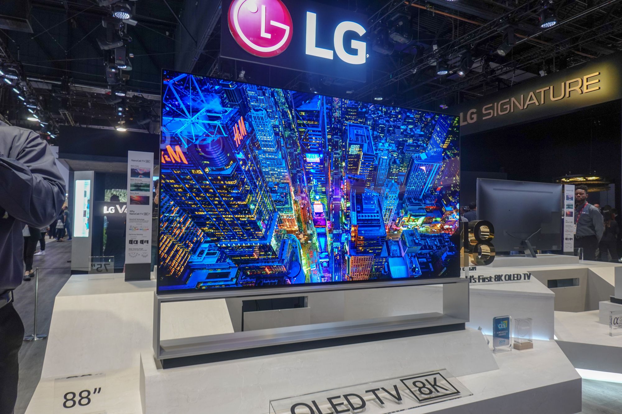LGエレクトロニクスの8K OLED（有機EL）テレビ。サイズは88インチと