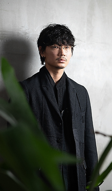 私の本は、）「牙を抜かれた男達が化粧をする時代」 綾野剛さん：朝日新聞