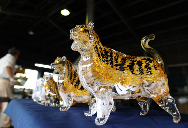 躍動感あふれるガラスの寅きらり 原油高でも作り続ける 干支の置物