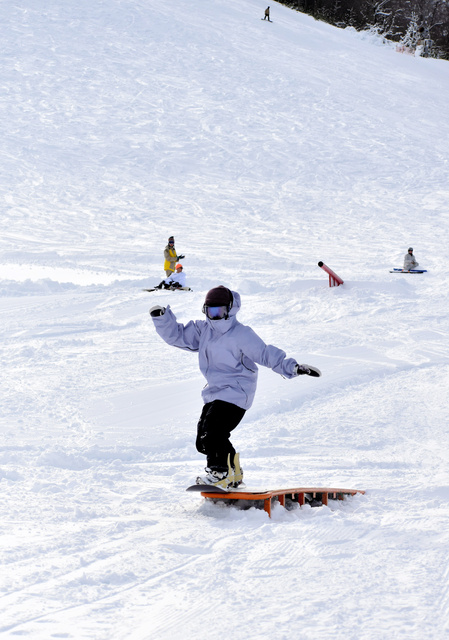 新潟県湯沢町でスキー場オープン 積雪80㎝、パウダースノー楽しむ