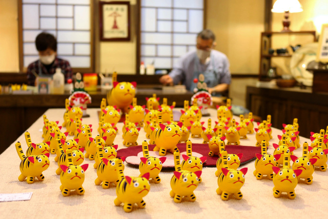 岩美町で干支の木工人形を作るおぐら屋が実演販売 [鳥取県]：朝日新聞