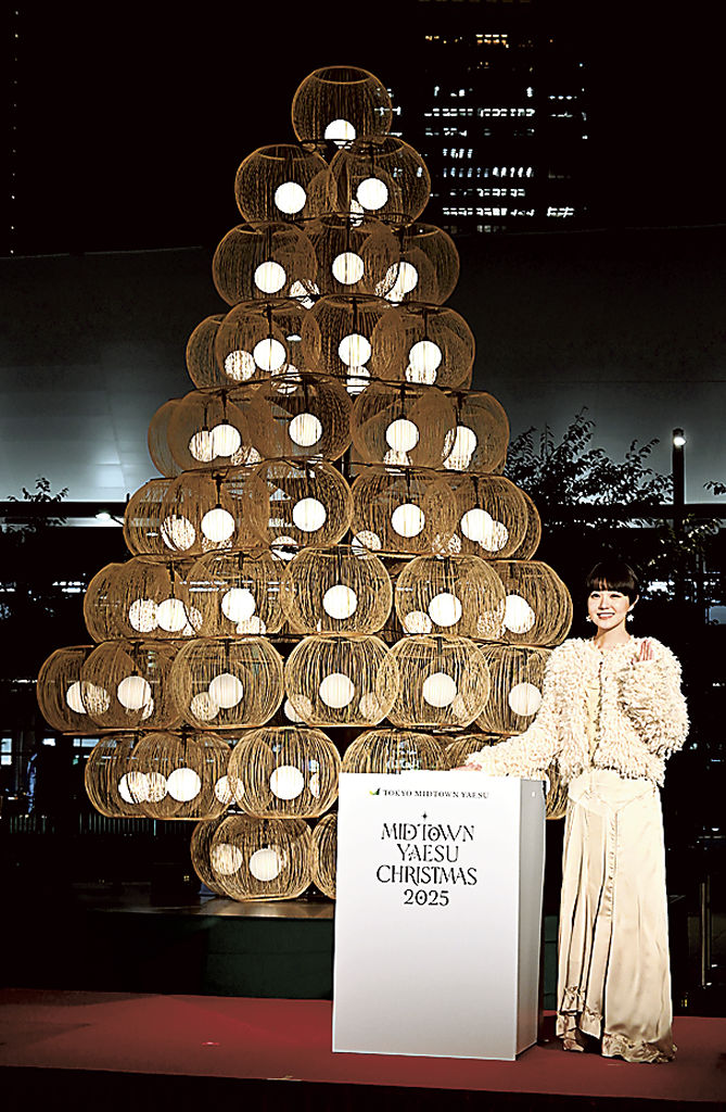 駿河竹千筋細工のXマスツリー登場 東京駅前の商業施設｜静岡新聞