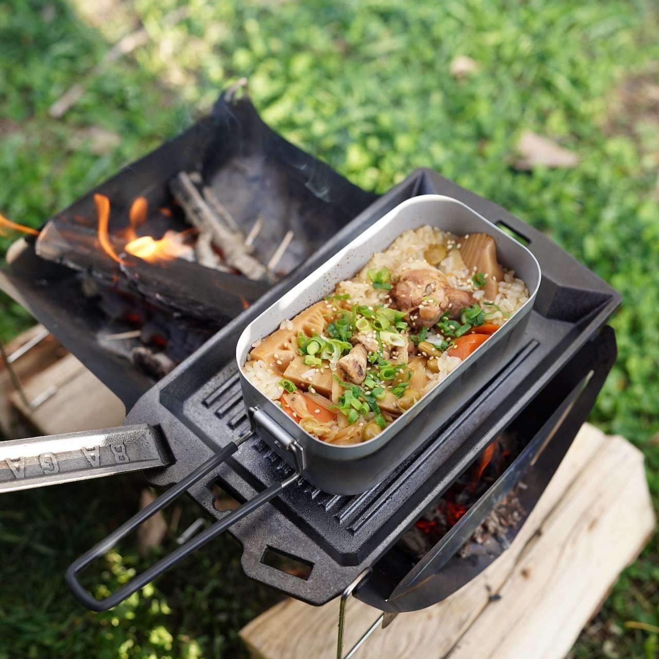 焚き火料理をより熱く、より楽しくする 多機能な鋳鉄製グリルプレート