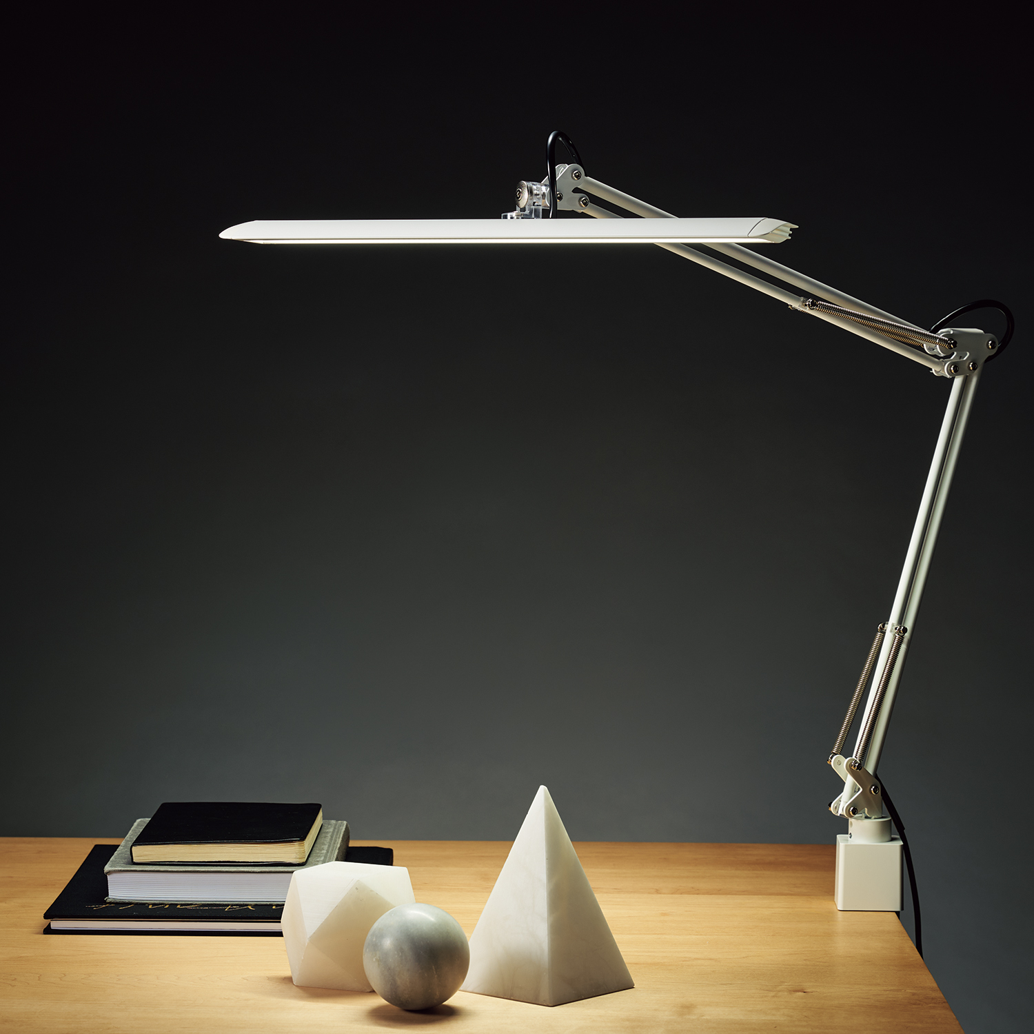 山田照明、デスクライトのヒット商品「Z-10」シリーズ最新機種 光の質