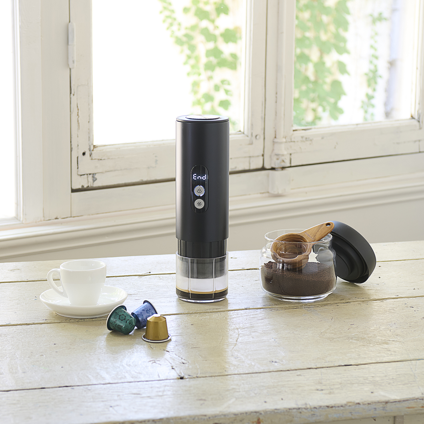 常温から約4分でエスプレッソが完成！充電式で持ち運び可能な 「加熱式