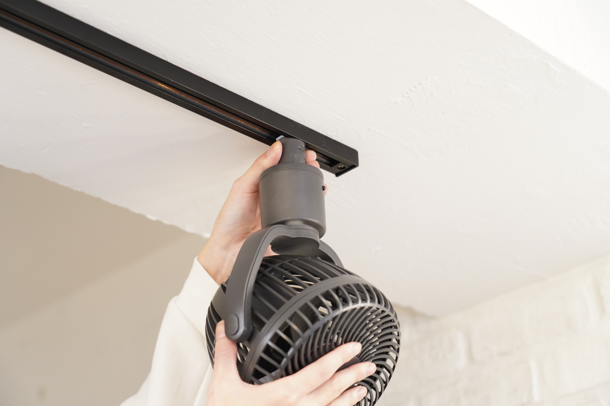 快適送風×簡単取付＞ ダクトレール専用小型ファン「UZUKAZE レール