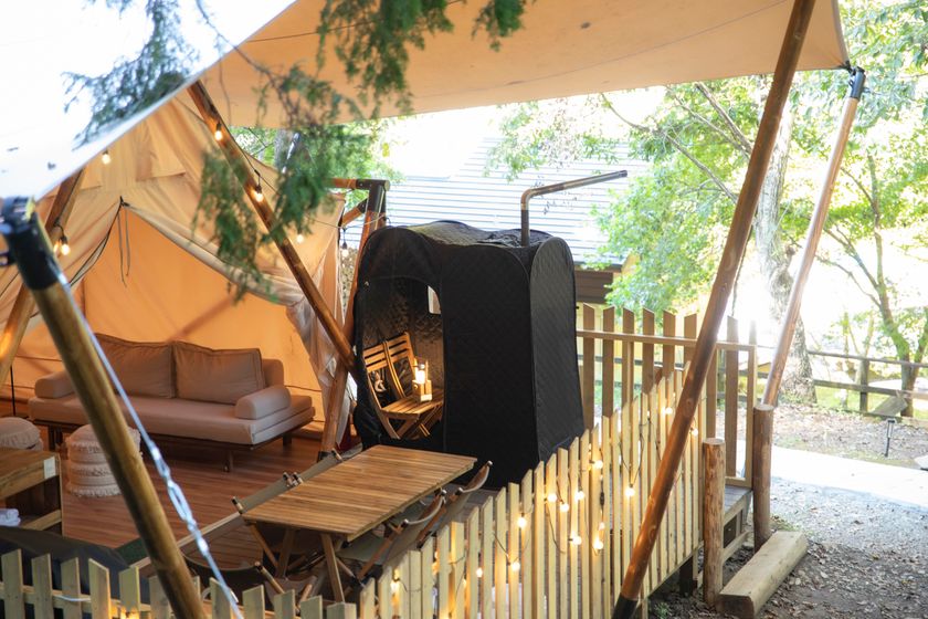 山梨県のグランピング施設「ミューの森」に家庭用テントサウナ