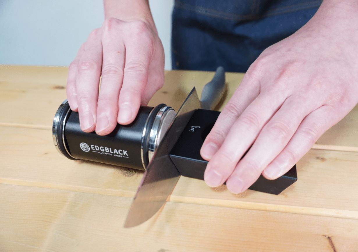誰でもプロ級！転がす包丁研ぎ器 「EDGBLACK Knife Sharpener