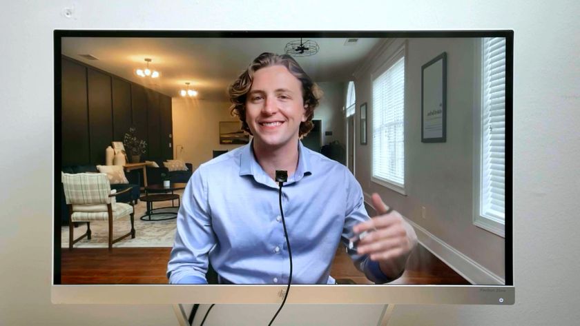 Web会議でもアイコンタクトを！ 約1.5cmのウェブカメラ「Eye-to-Cam 2