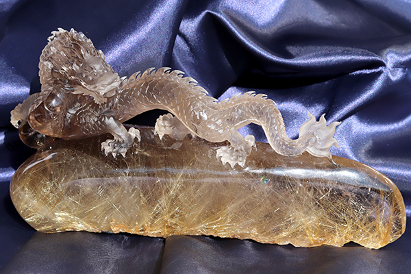 特選品】ルチルクォーツ彫り物（五爪龍）台座付き-043水晶クラスター