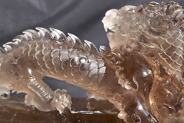 特選品】ルチルクォーツ彫り物（五爪龍）台座付き-043水晶クラスター