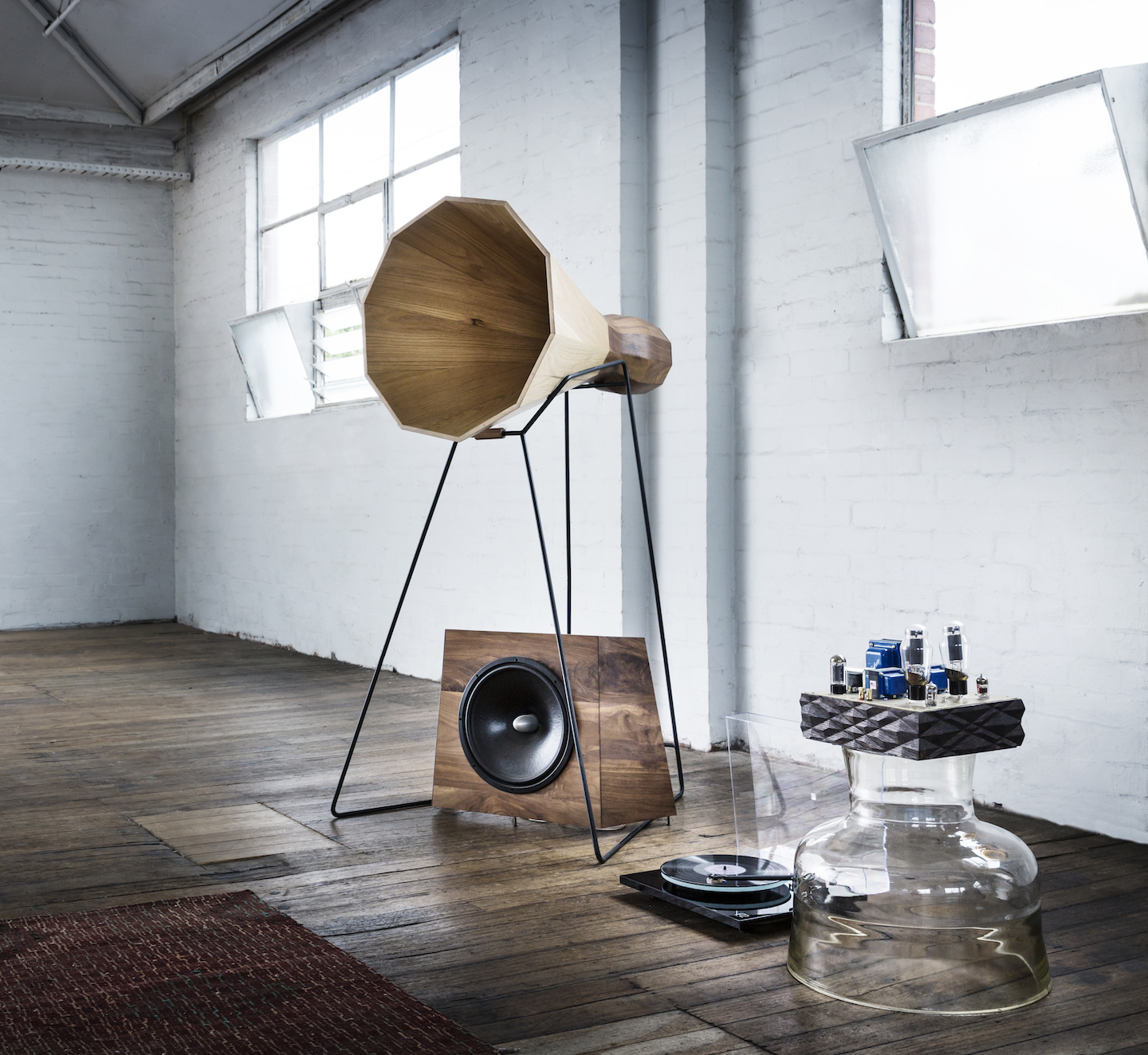 職人的なアプローチのデザイナー、アレックス・アールの工房を訪ねて