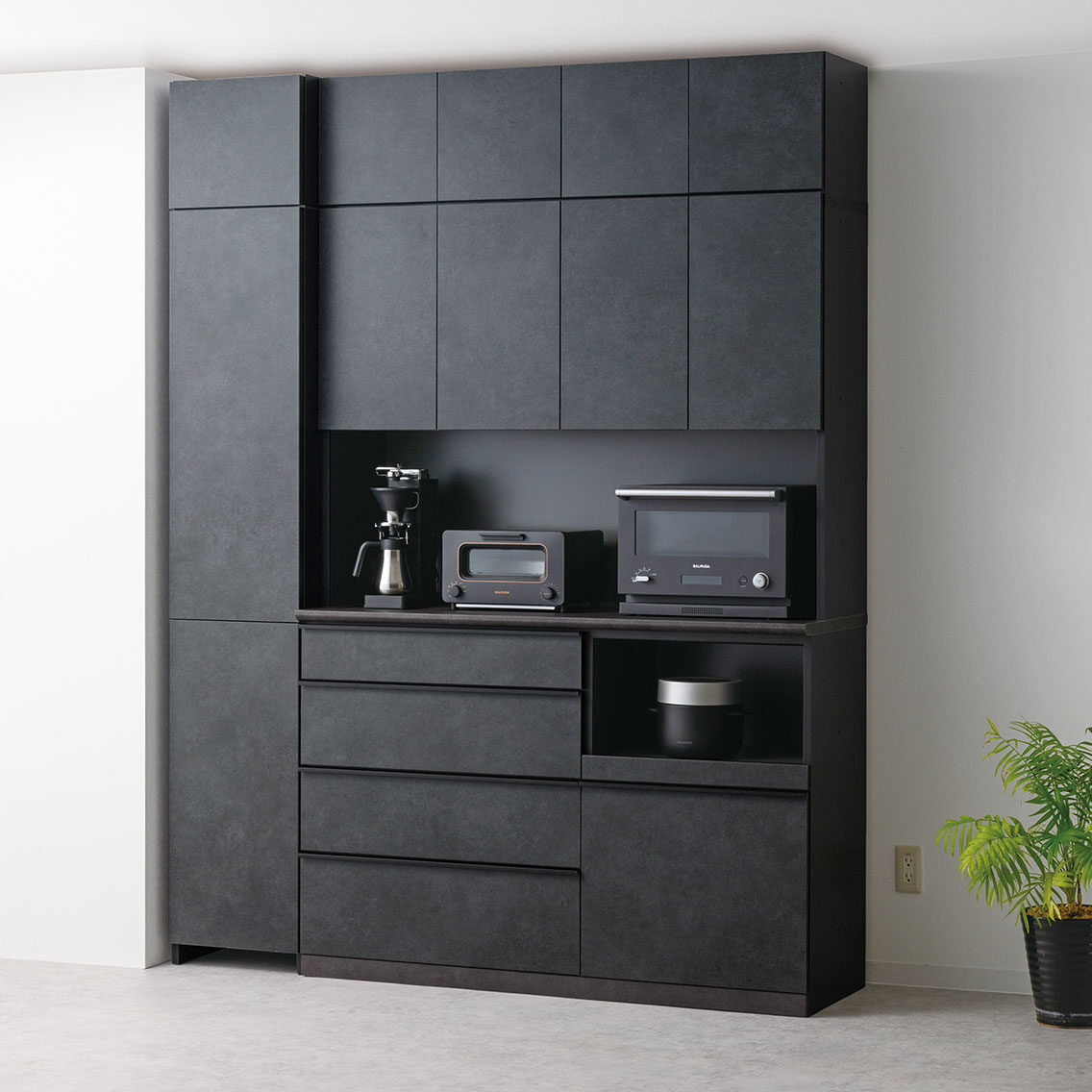 食器棚は、白と黒どっちがおすすめ？白と黒、それぞれのメリット