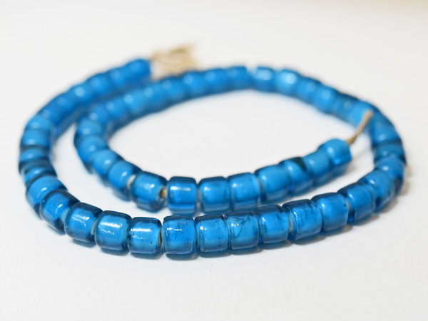 2503】ホワイトハーツセミクリアブルー筒型大粒ビーズ一連D（Φ9.5mm