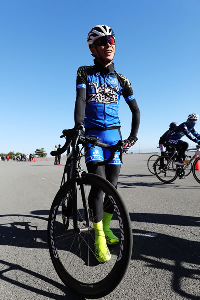 サイクルウェアのコーディネートにdhbのAeronジャージとビブショーツは