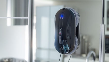 AIで窓拭き革命！ 自動で水拭きしてくれる掃除ロボット「HOBOT388」が