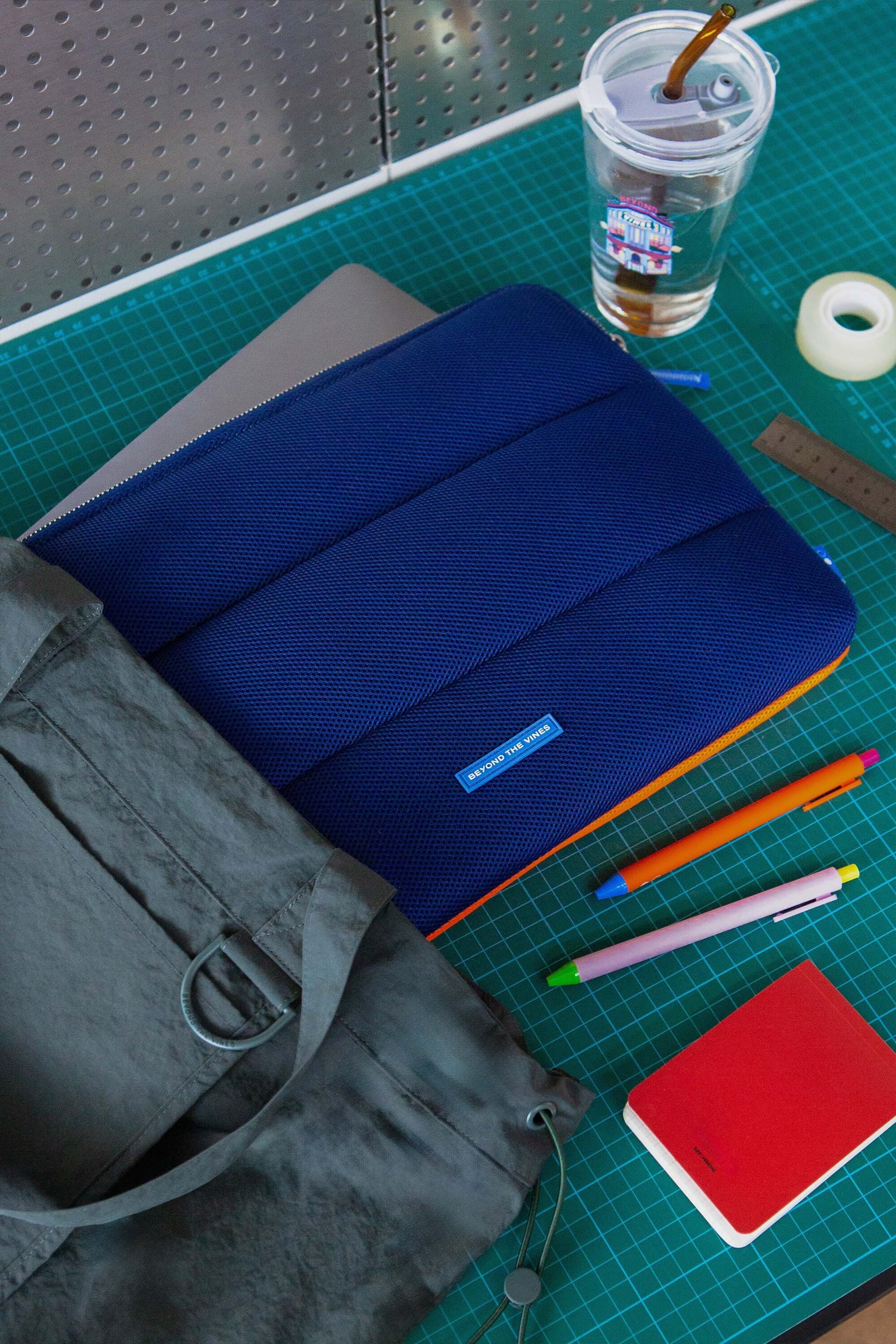 メッシュプーフィーラップトップスリーブ | Beyond The Vines – Beyond