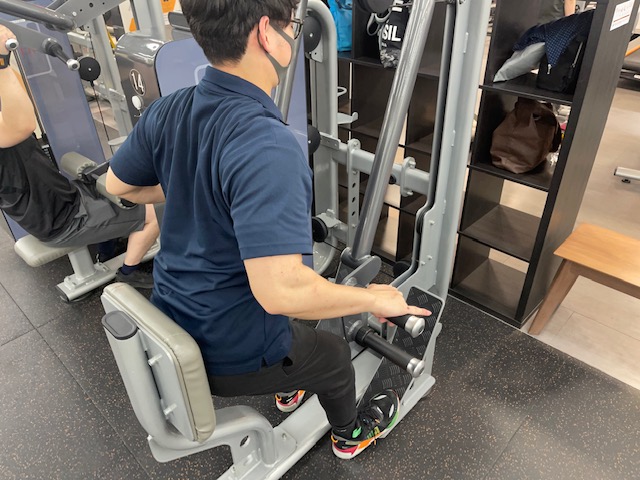 背中徹底解説～シーテッドロー編～｜スポーツジムBeeQuick(ビー