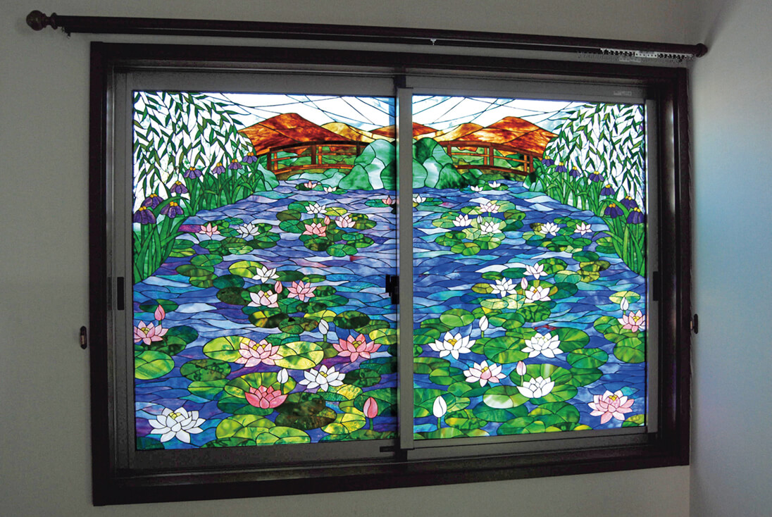 ステンドグラスモザイク-002「モネ『睡蓮と太鼓橋』」| ステンドグラス
