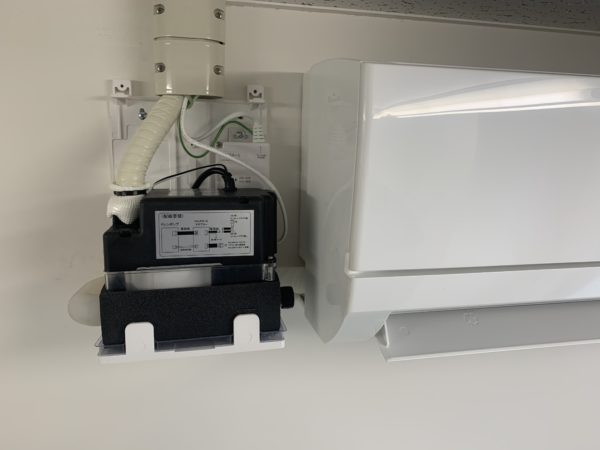 エアコンのエラー「ドレン異常」 ドレンポンプ・ドレンパンの清掃│黒