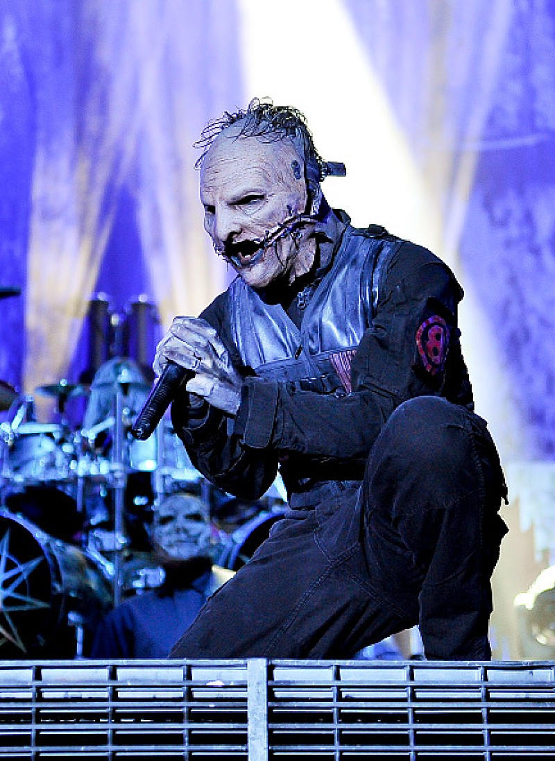 スリップノットのコリィ、ライブ中にメールしてた観客の携帯を叩き