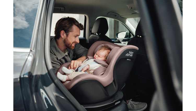 より安全な後ろ向き乗車を4歳まで快適に乗れる “DUALFIX PRO（デュアル