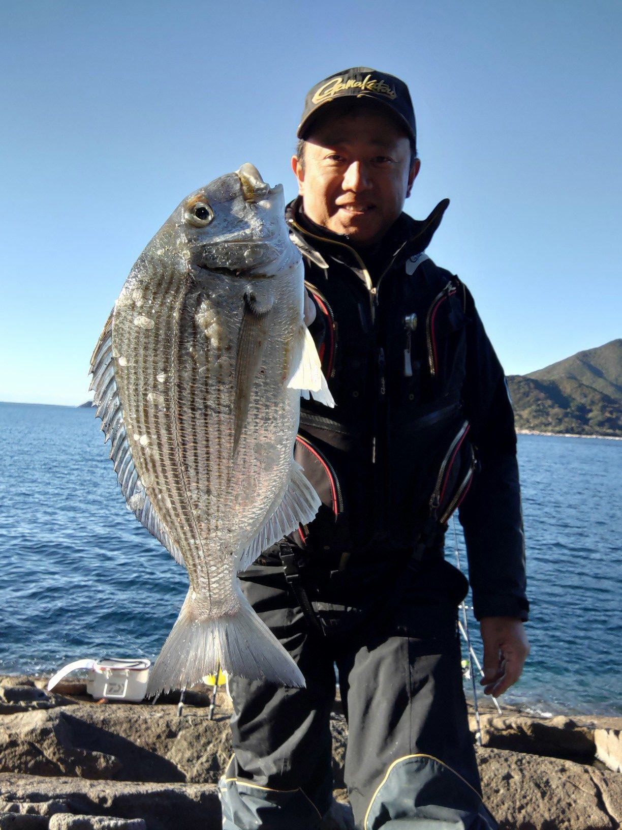 紀東の磯で大物投げ釣り(三重県熊野市) | がまかつ