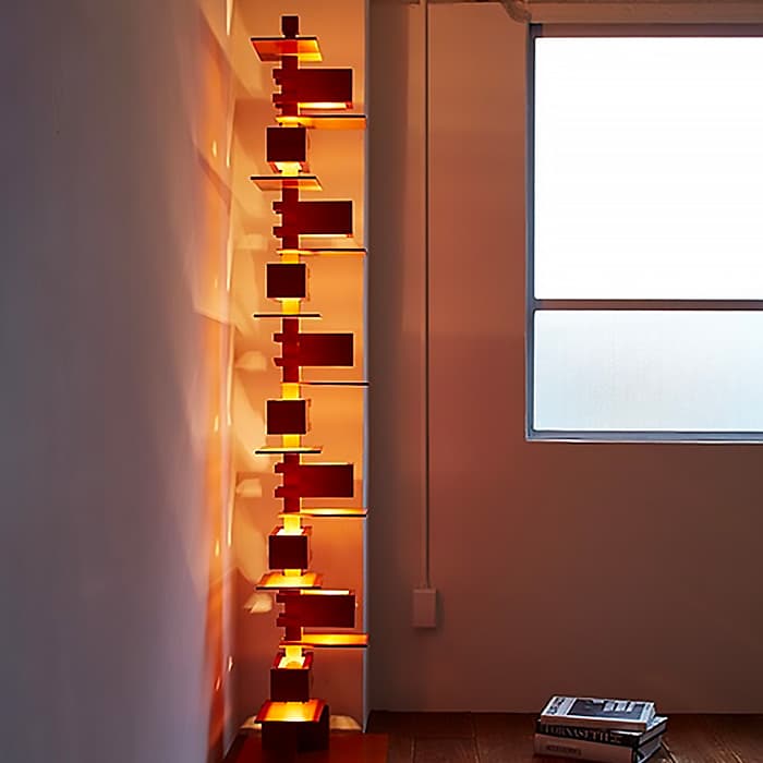 存在感十分なフランクロイドライトのタリアセン2 チェリー｜リビング