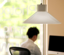 スピーカーを内蔵した「ROOS」は照明と音楽を楽しめるペンダントライト