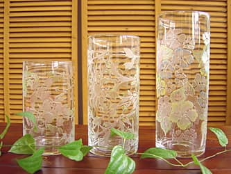 花の彫刻を施したガラス製の花瓶・フラワーベース｜四季彩