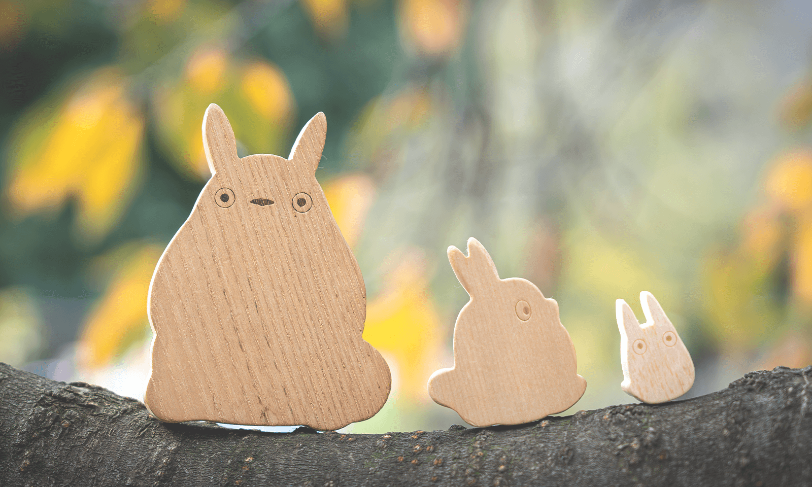 木工房でつくられたトトロの小物 - 三鷹の森ジブリ美術館オンライン