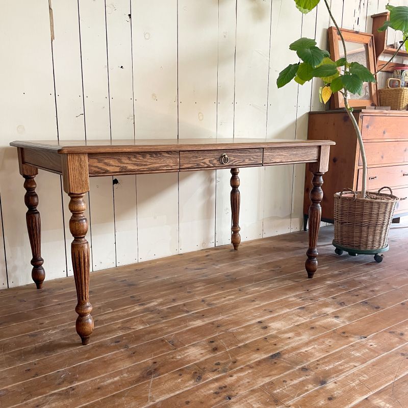 総レッドオーク無垢材のターンドレッグダイニングテーブル英国