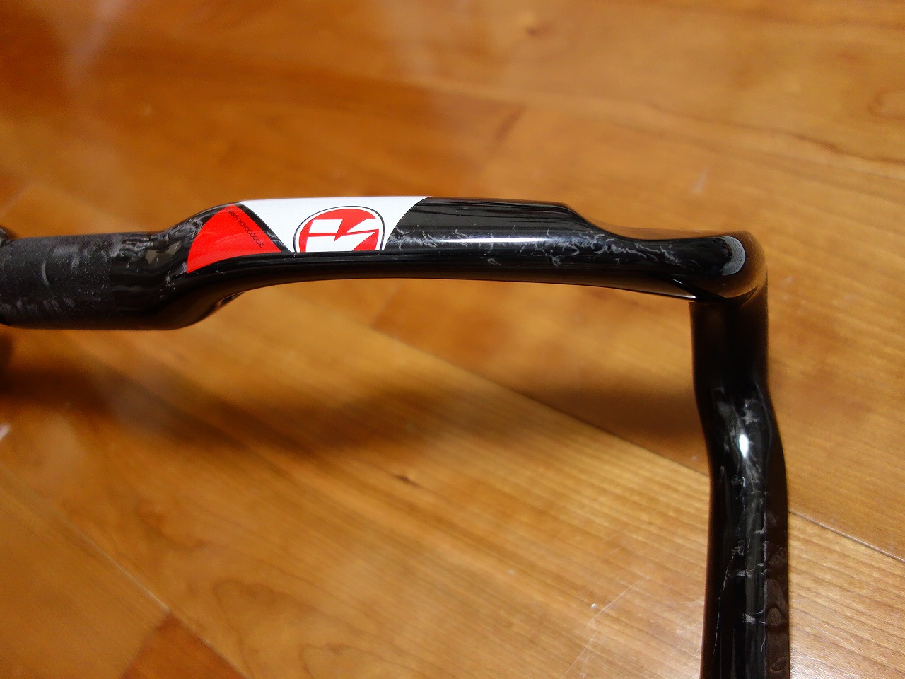 特異な形状が手にマッチする！】ハイエンド・カーボンハンドル