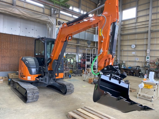 日立建機ミニ油圧ショベルZX50U-5BにチルトローテーターX06取付｜建設