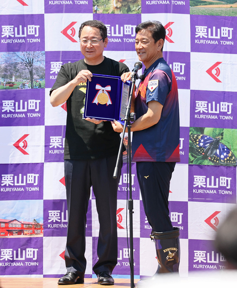 侍ジャパン栗山前監督 栗山町で手作りWBC優勝パレード「（町は）本当に