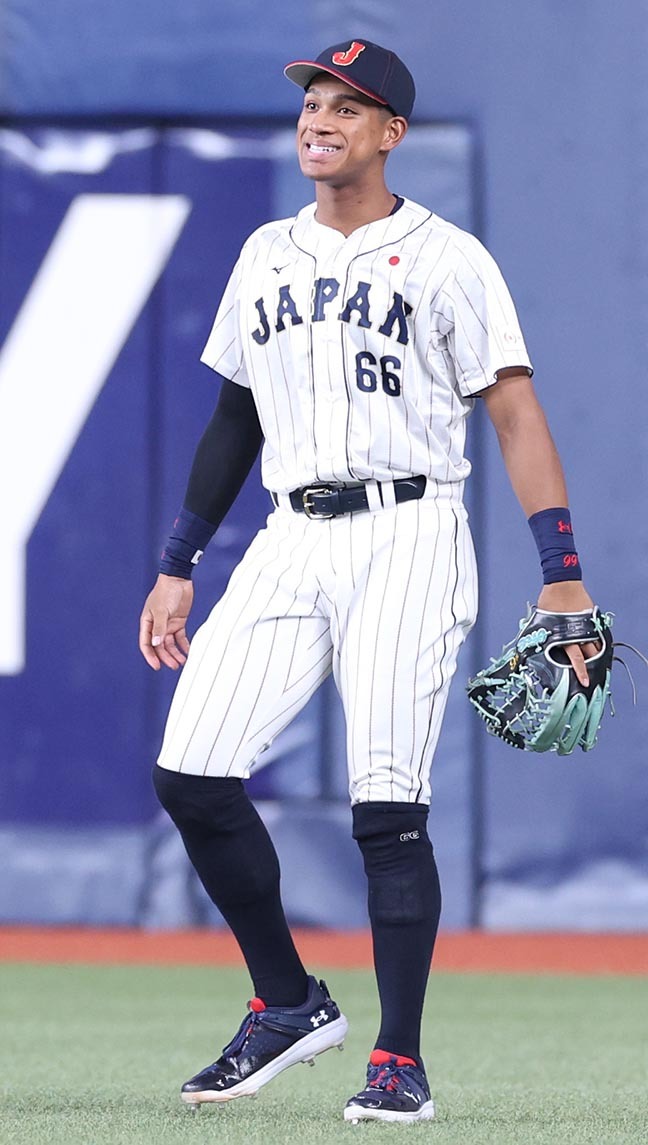 侍・万波中正が持ち前の強肩披露も「3打数4アウト2三振。北海道の