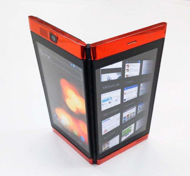 ドコモ、NECカシオ製の2画面折りたたみ式スマホを今年4月に発売へ