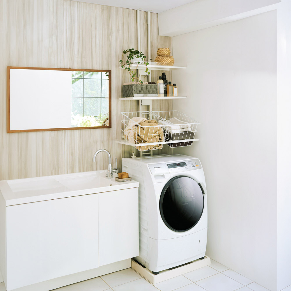 1本脚ですっきり置けるモダンランドリーラック 棚2段バスケット2個 幅