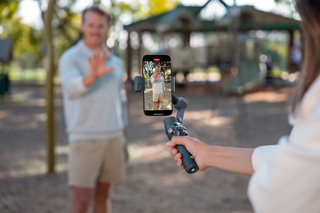 スマートフォン用ジンバルの最新作！DJI「Osmo Mobile 8」登場