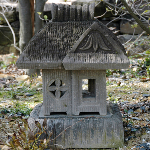 美術彫刻・創作灯籠の泉石材店【石日和】 / 置灯籠置草屋型