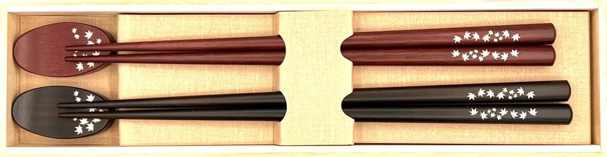 送料無料】貝象嵌箸 紅葉 夫婦箸セット 箸置付【桐箱入】 - お買い物