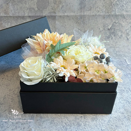 商品詳細：アーティフィシャルフラワーのボックスアレンジメント