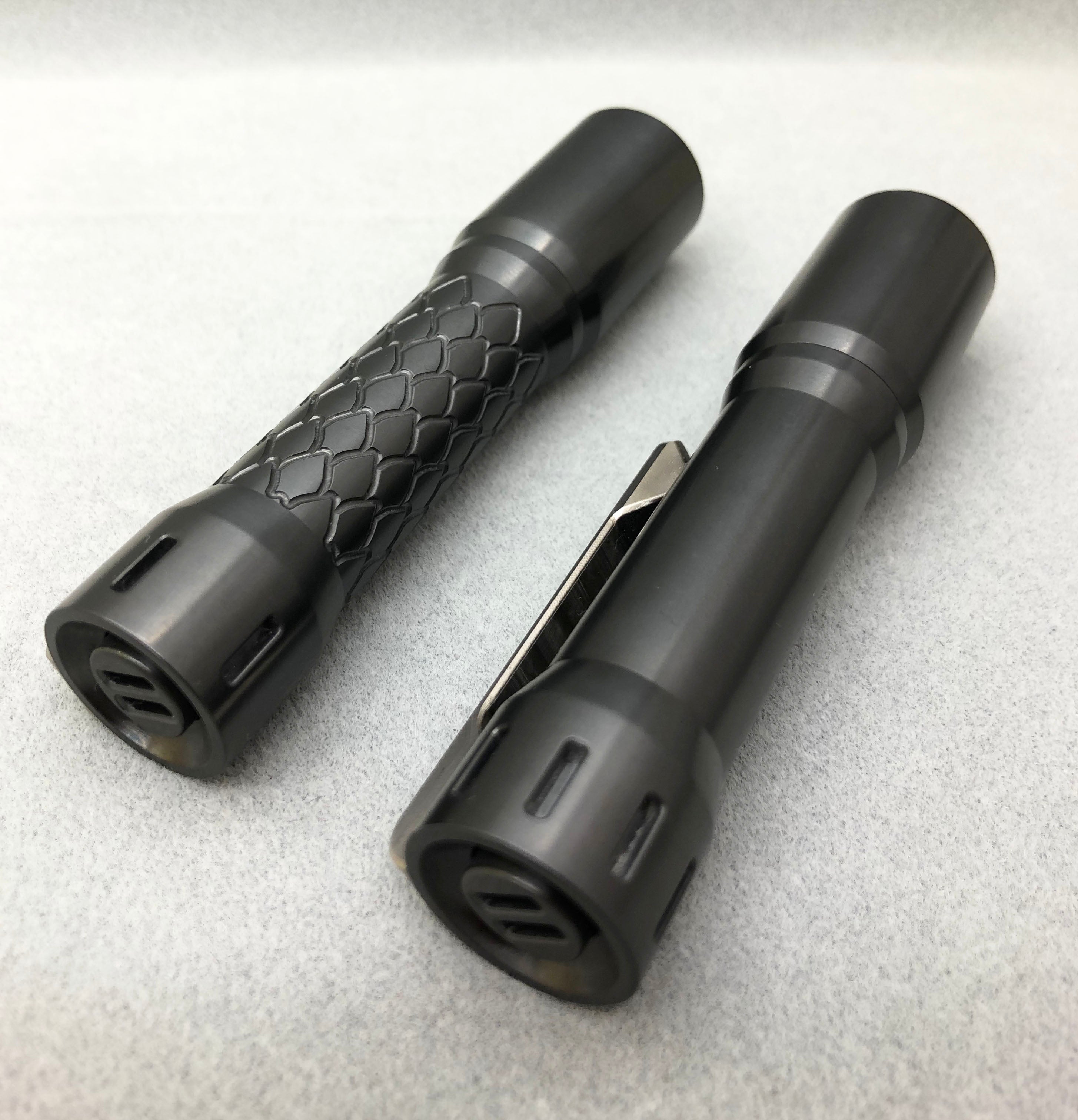 Glow Arrow AA/14500 Flashlight Zirconium Smooth / Loong 14500 with