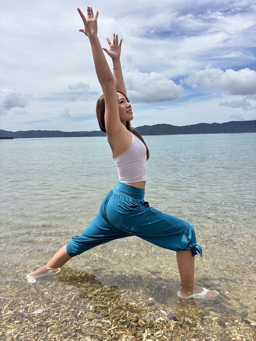 大人の水際シーンにぴったりなヨガウェア〜水際ファッション