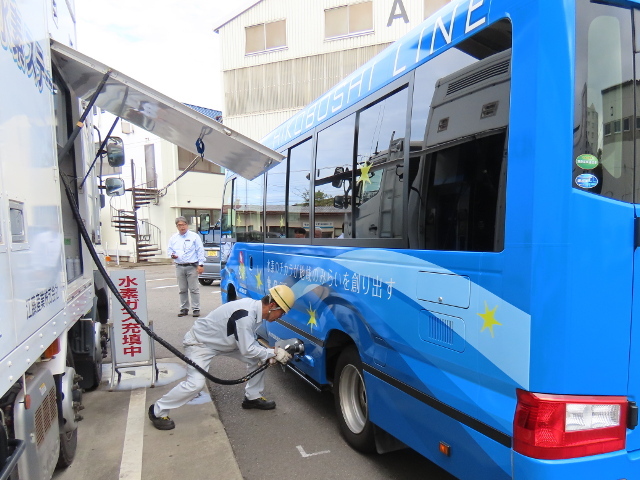 BRTひこぼしラインの水素燃料電池バスに、EBL水素ステーションで水素を